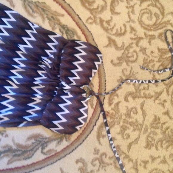Ladies chevron 👗in size small ties at neck - Picture 5 of 8